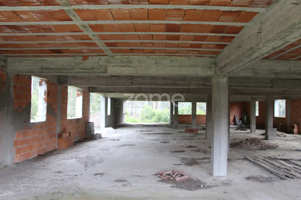 Moradia bifamiliar em construção com uma lago natural de nascente — imagem 7