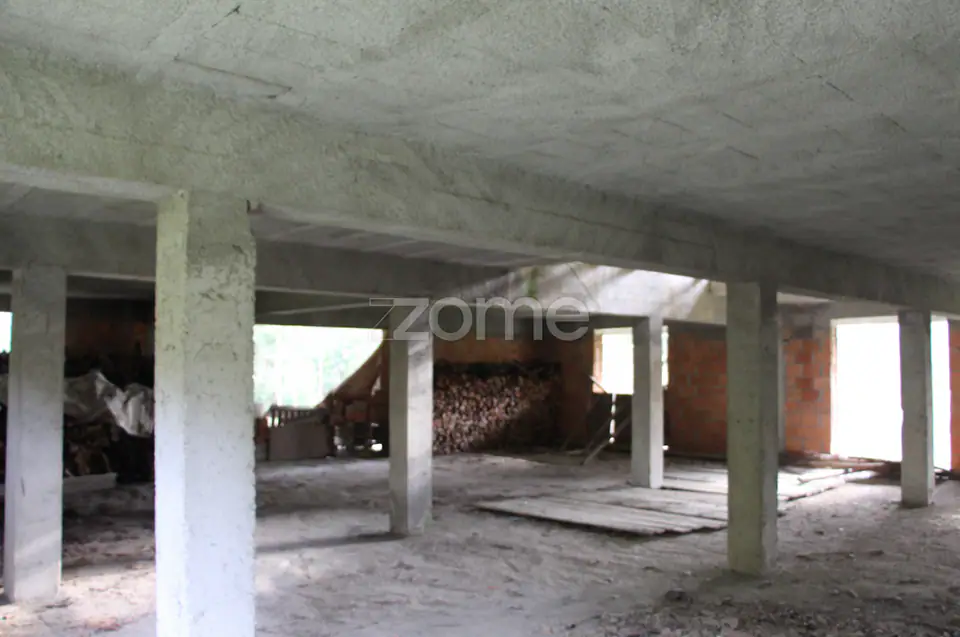 Moradia bifamiliar em construção com uma lago natural de nascente — imagem 11