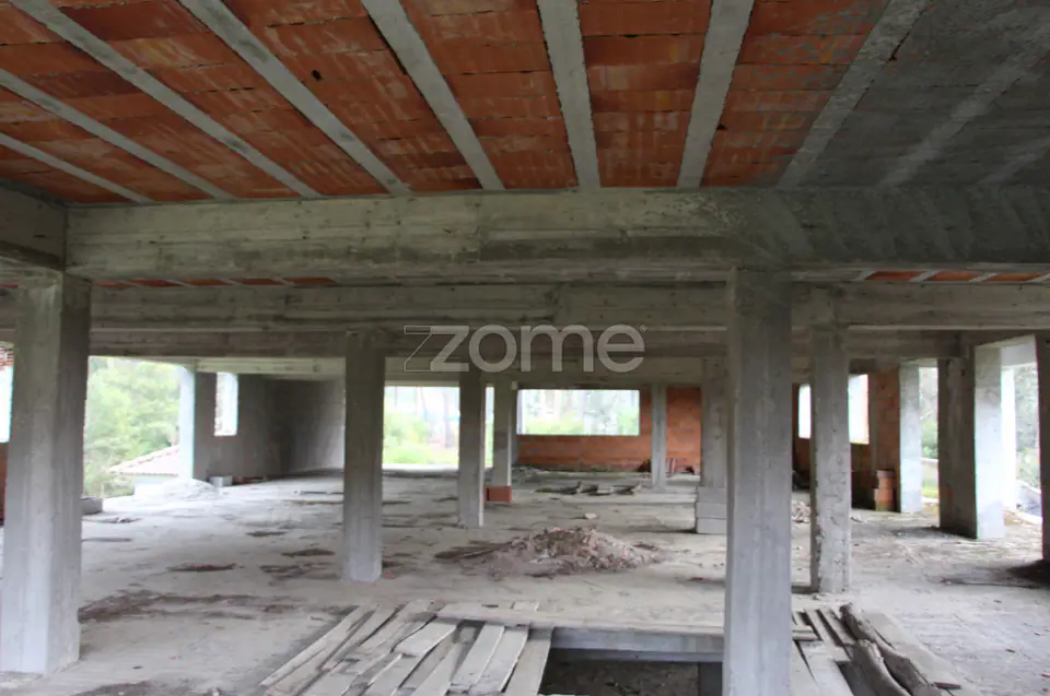 Moradia bifamiliar em construção com uma lago natural de nascente — imagem 10