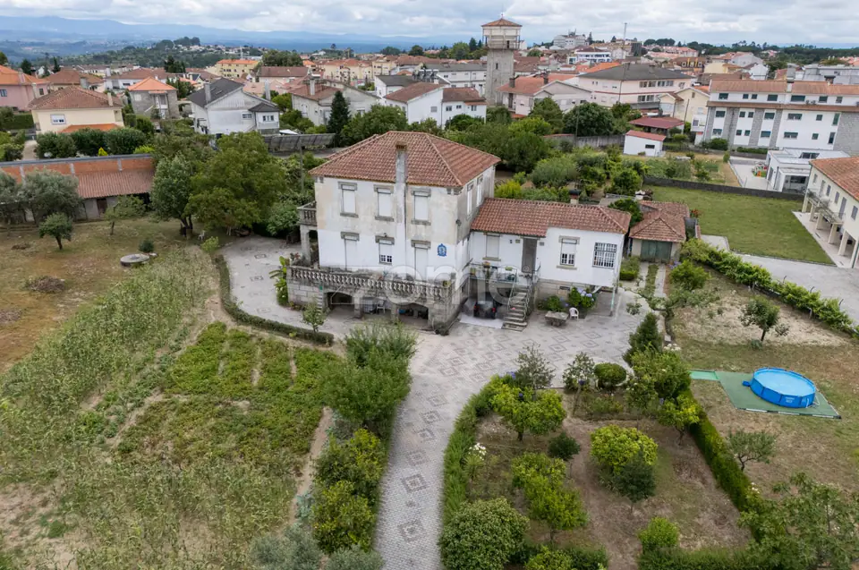 Moradia histórica T6 no centro de Nelas — imagem 2