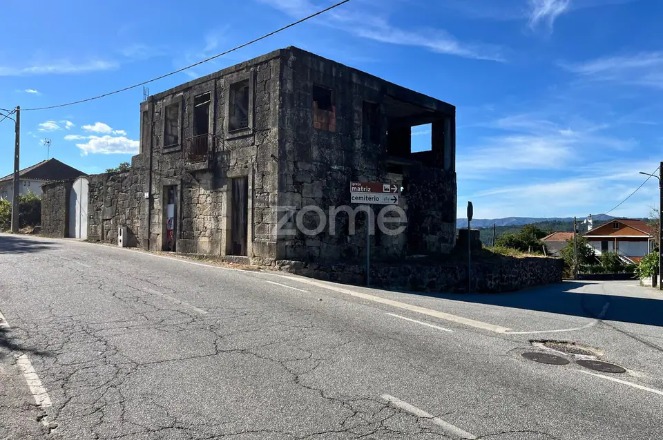 Moradia para reconstrução em Terreno Exclusivo com lindas vistas. — imagem 1