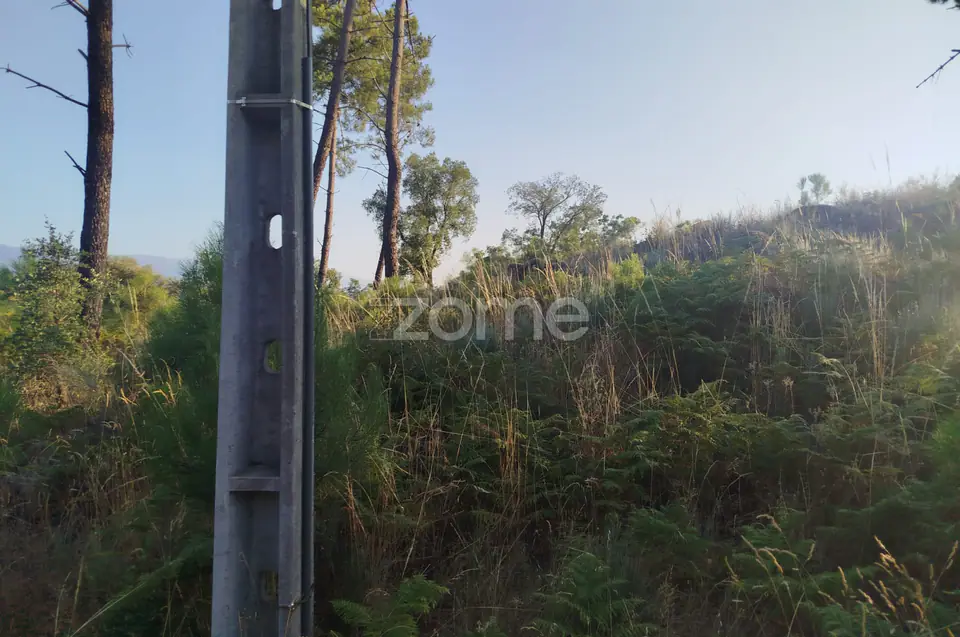 Terreno urbanizável, confinante c/ 2 arruamentos públicos pavimentos — imagem 18