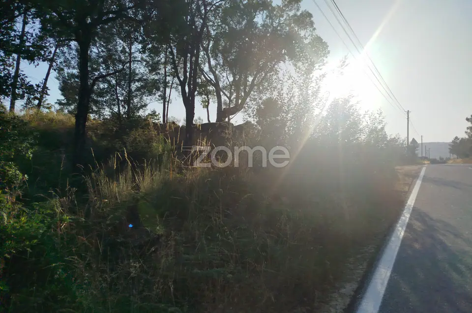 Terreno urbanizável, confinante c/ 2 arruamentos públicos pavimentos — imagem 1