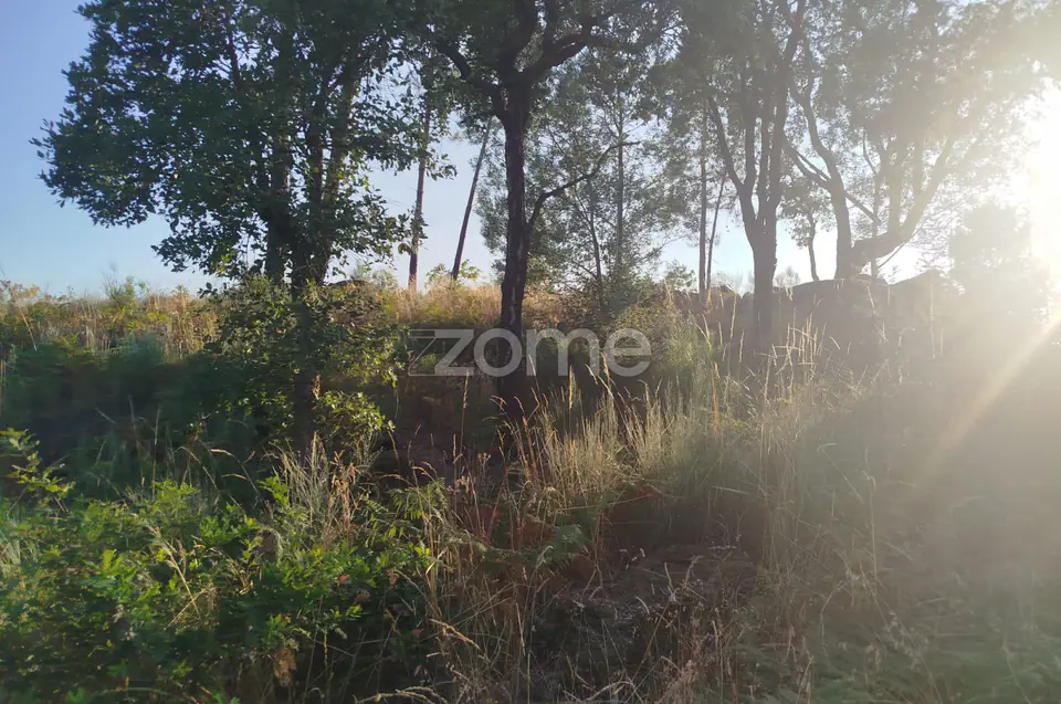 Terreno urbanizável, confinante c/ 2 arruamentos públicos pavimentos — imagem 12
