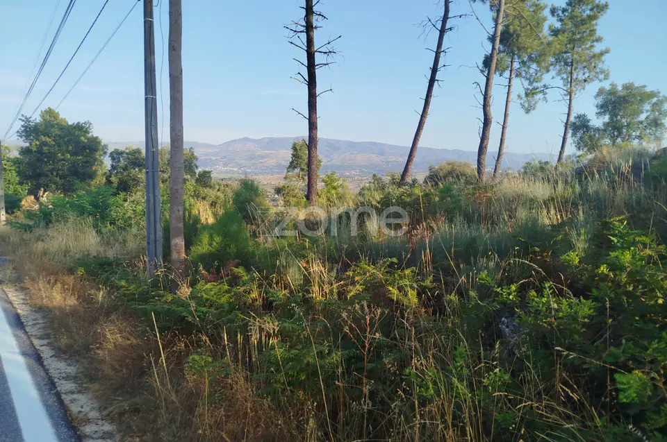 Terreno urbanizável, confinante c/ 2 arruamentos públicos pavimentos — imagem 9