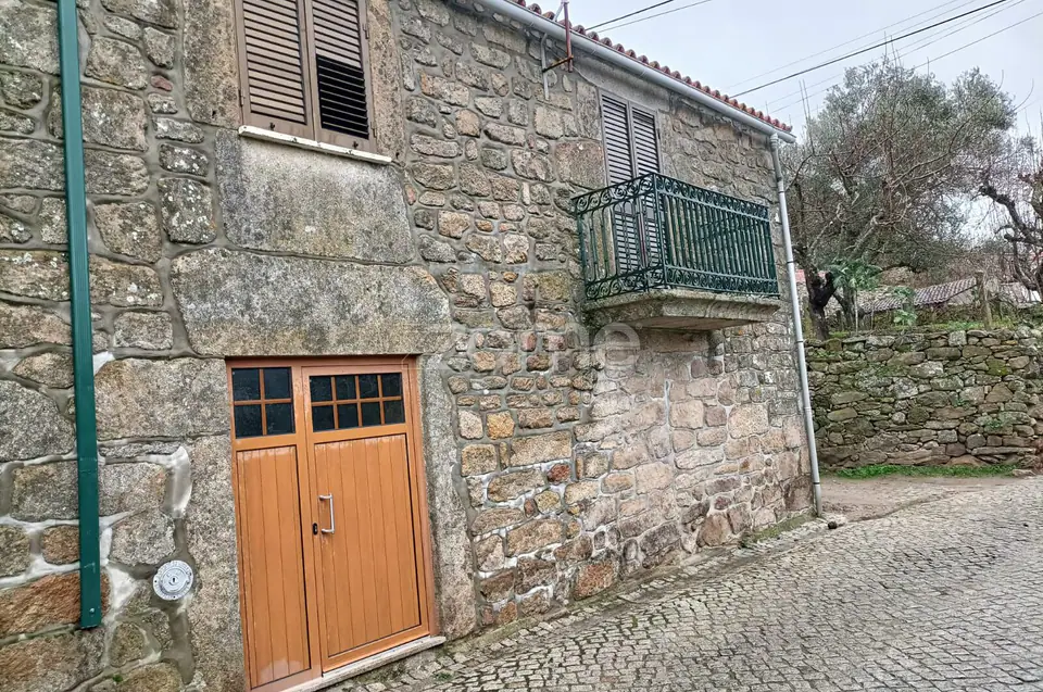 Moradia Rústica T2 em Paredes da Beira - Viseu — imagem 2