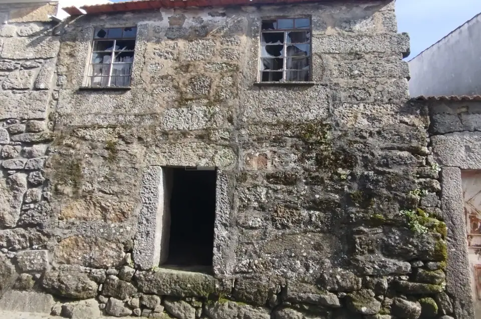 🌿 Moradia em Pedra para Recuperar no Centro de Lamosa – Sernancelhe — imagem 3