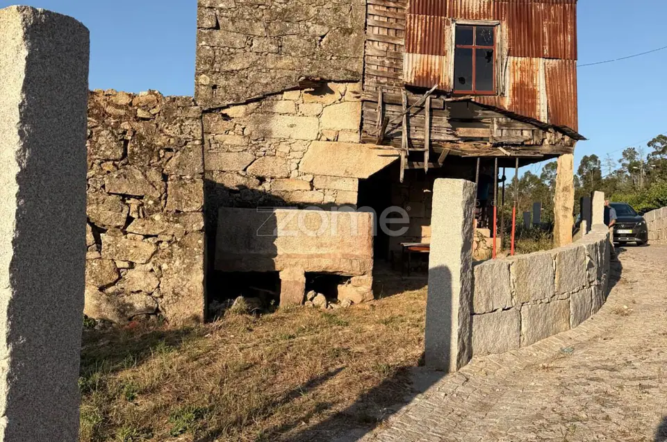 Quinta em Pedra para Recuperar com 3.190 m² na Beira Alta – Um refúgio — imagem 1